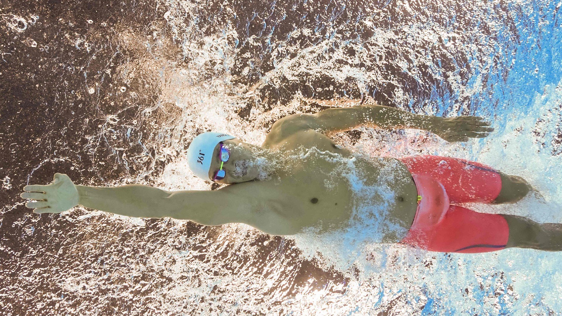 黄蜂举办“夜光球赛”，全场关灯只留荧光线条，250大黄蜂光束灯大歌